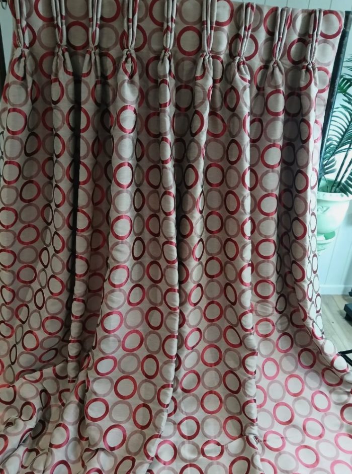 Retro, circular red curtains with fleece and blackout lining. - Image 4